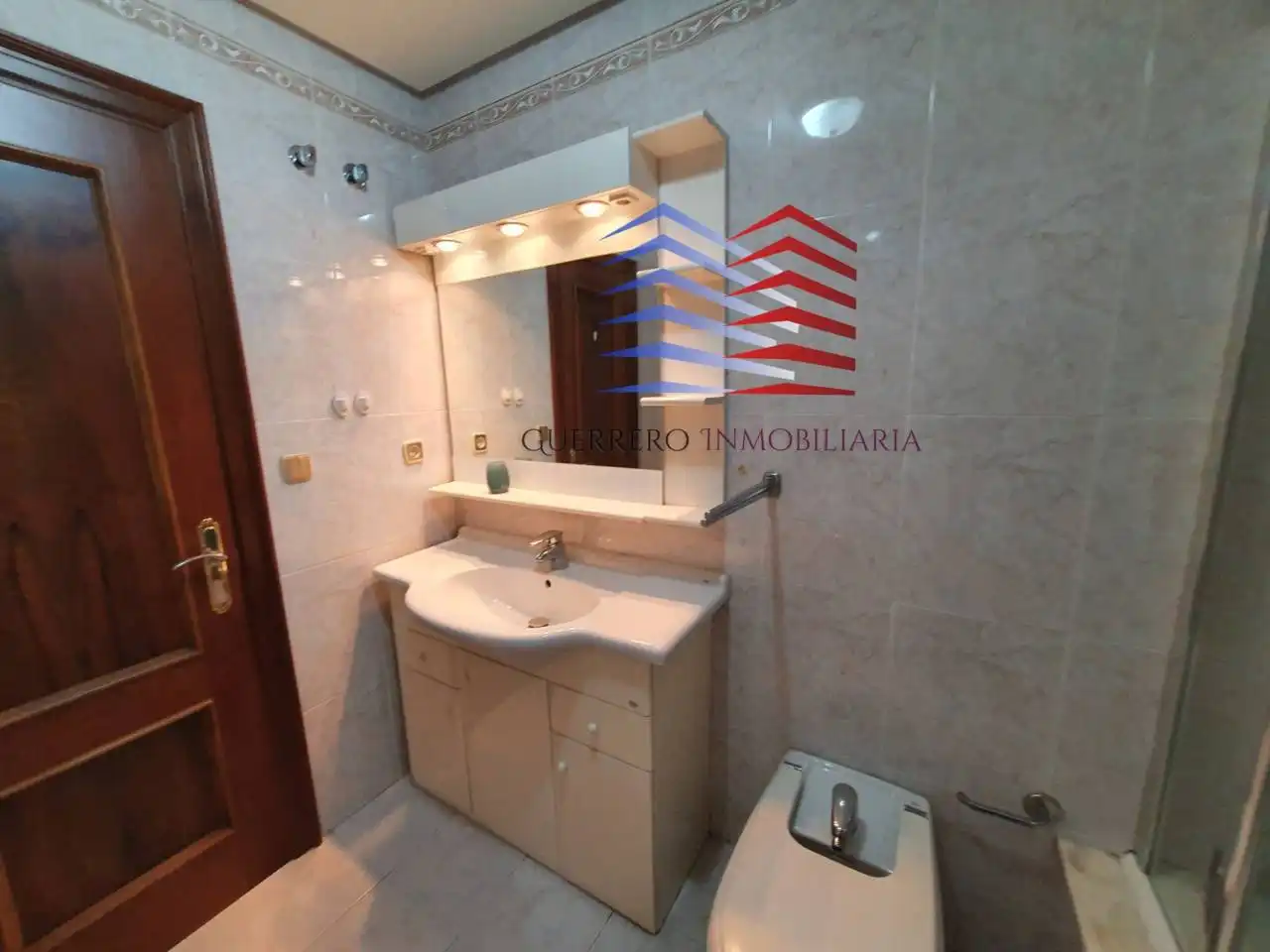 Baño de Apartamento de alquiler en Ourense Capital  con Calefacción, Parquet y Amueblado
