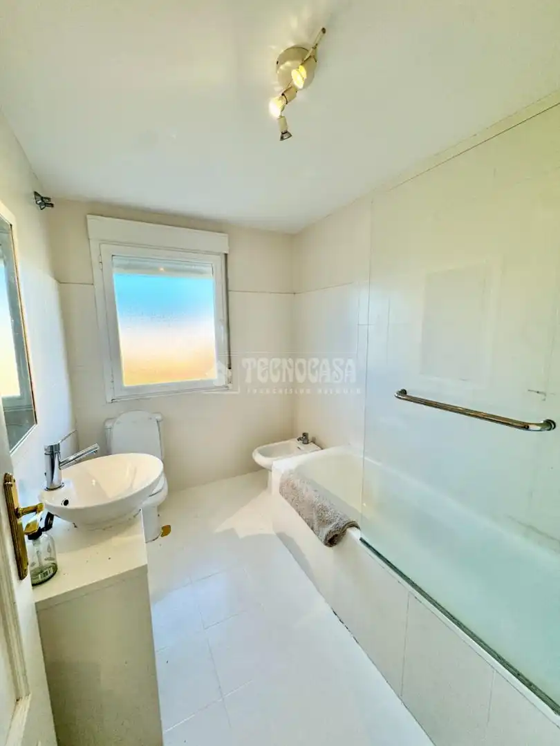 Baño de Casa adosada en venta en Yunquera de Henares con Aire acondicionado y Calefacción