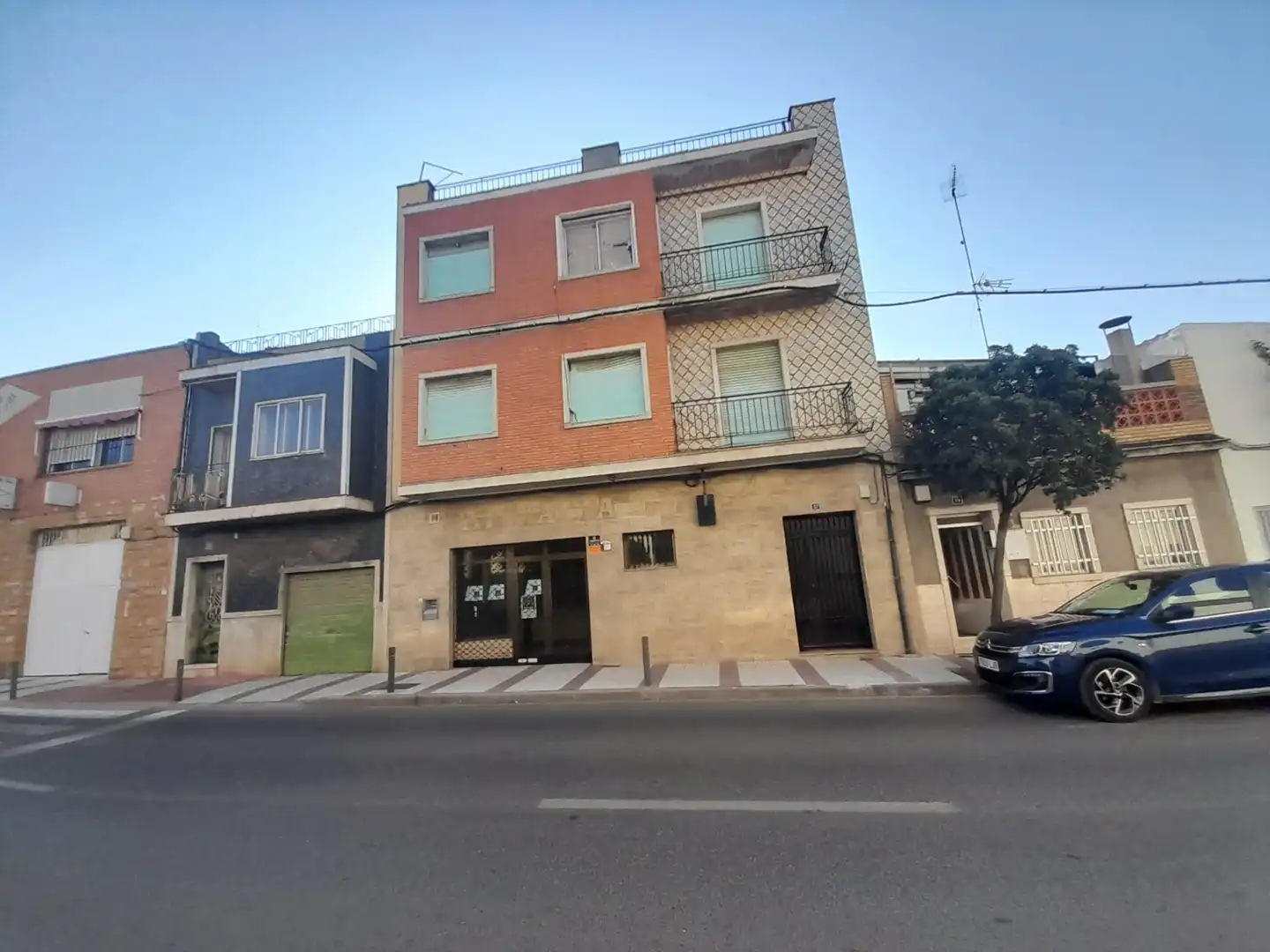 Vista exterior de Edifici en venda en Puertollano