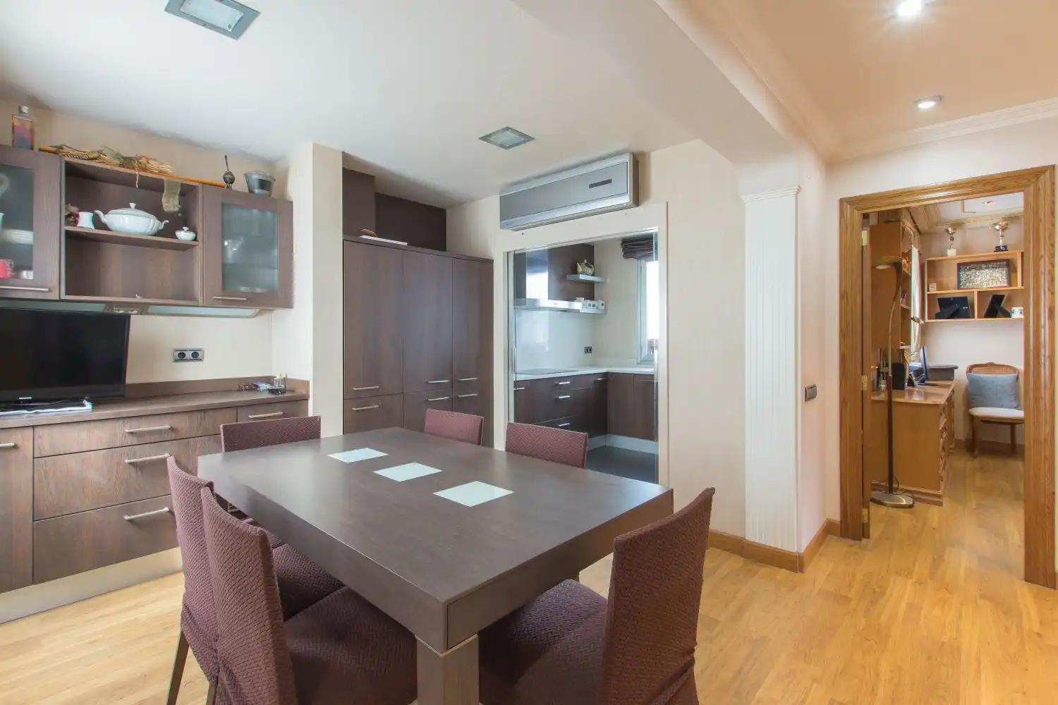 Comedor de Piso en venta en  Pamplona / Iruña con Calefacción, Trastero y Amueblado