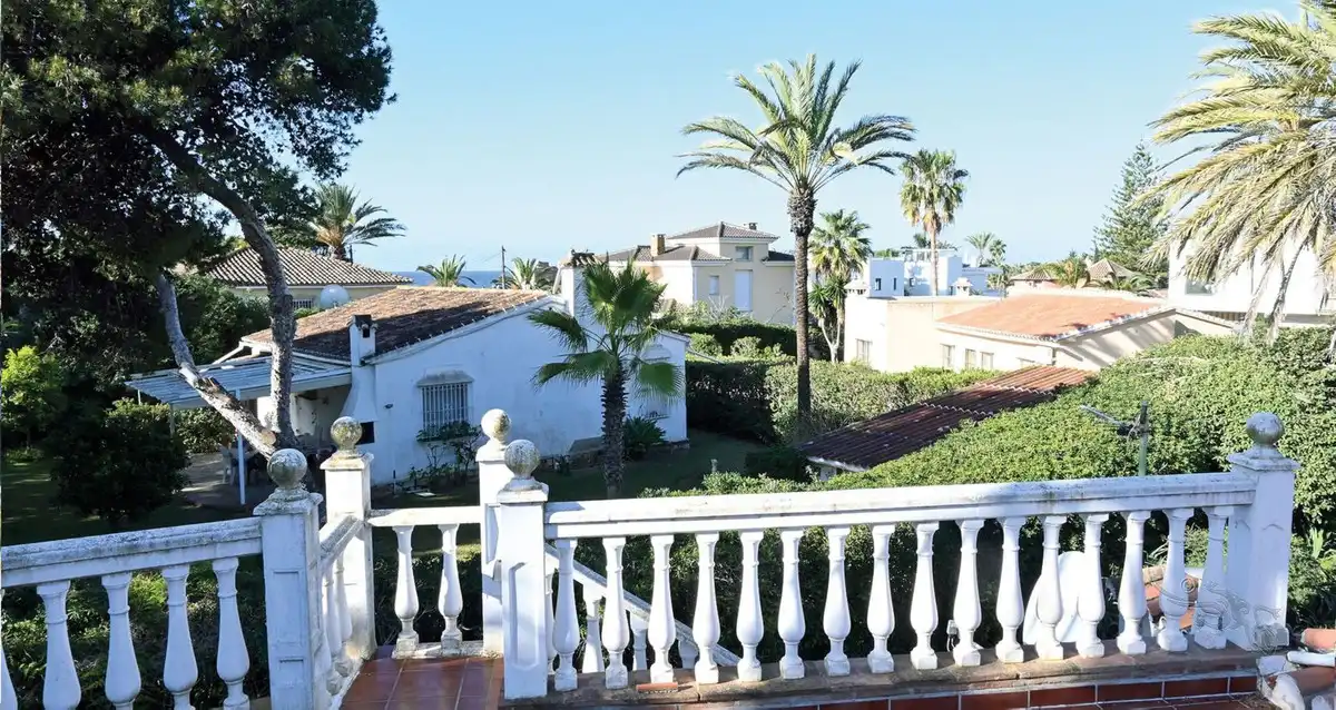 Vista exterior de Casa o xalet en venda en Marbella amb Jardí privat