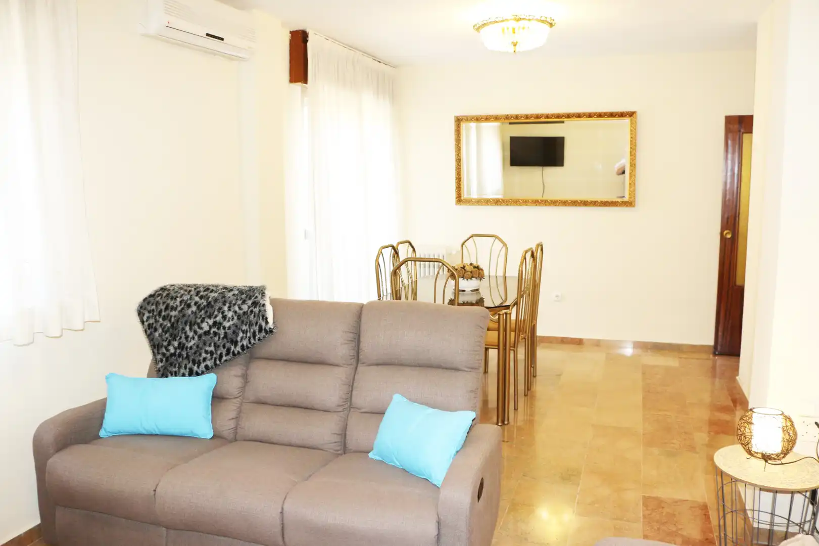 Living room of Flat for rent in Granada  with Air Conditioner, Heating and Furnished
