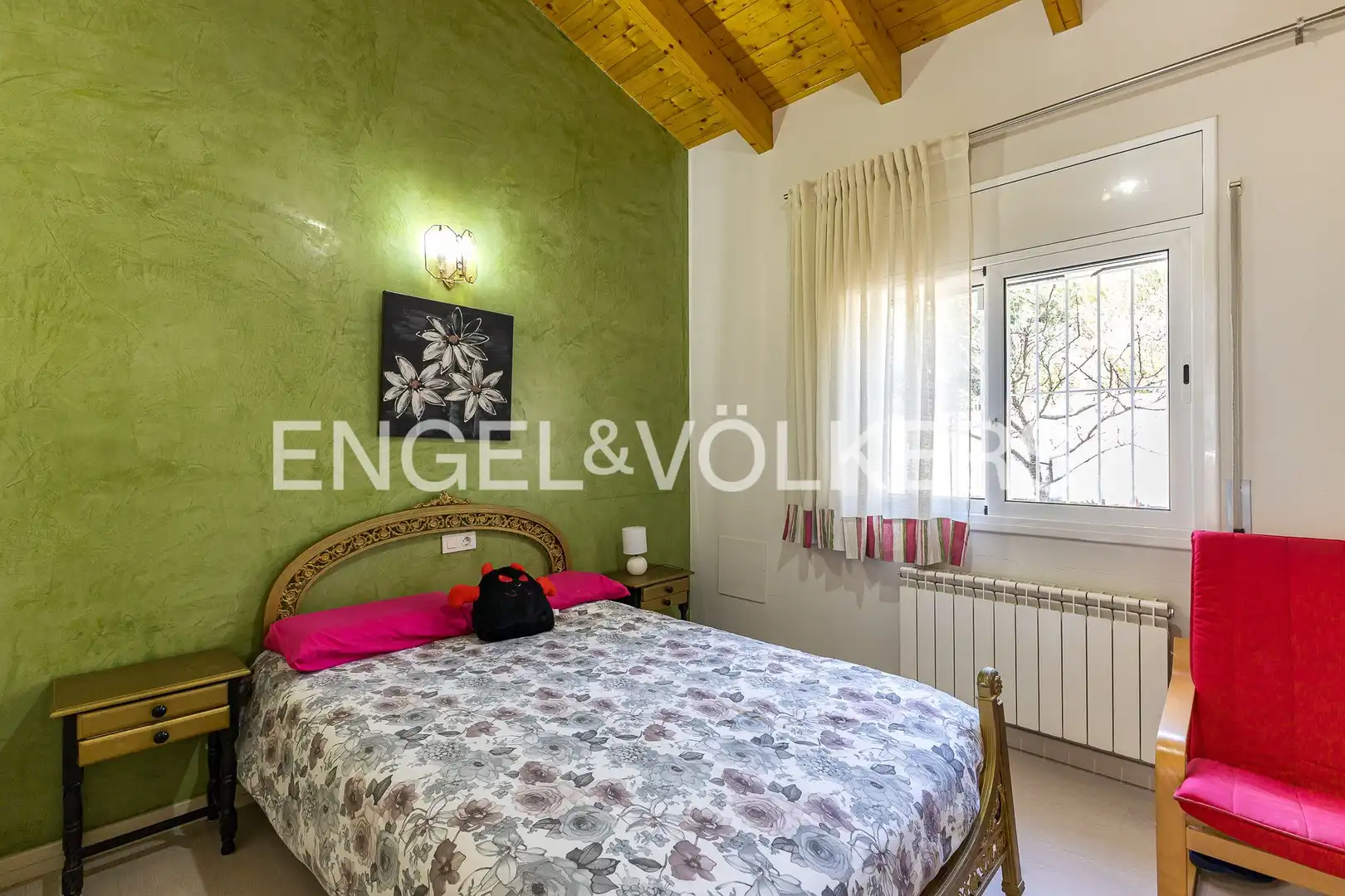 Dormitori de Casa o xalet en venda en Rubí amb Calefacció, Jardí privat i Parquet