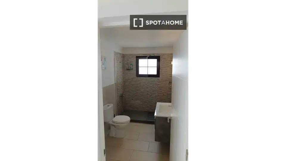 Bany de Estudi per a compartir en Teguise amb Aire condicionat, Terrassa i Moblat