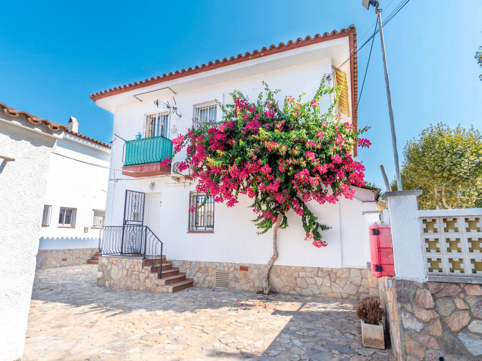 Exterior view of House or chalet for sale in Empuriabrava  with Air Conditioner, Terrace and Balcony