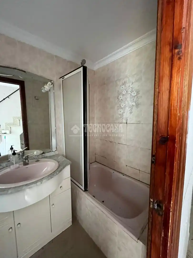 Bathroom of Houses for sale in Alcalá de Guadaira