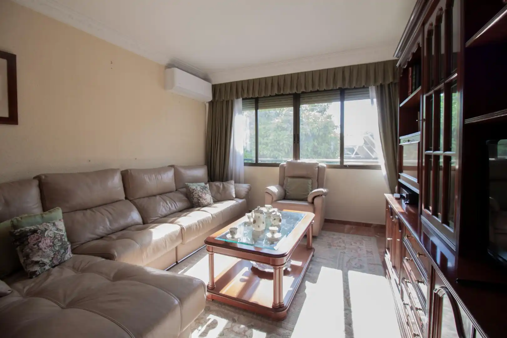Living room of Flat for sale in Sevilla  with Air Conditioner, Heating and Community pool