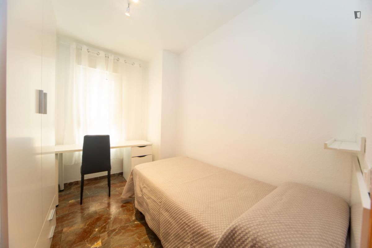 Dormitori de Apartament per a compartir en  Granada Capital amb Aire condicionat, Moblat i Forn