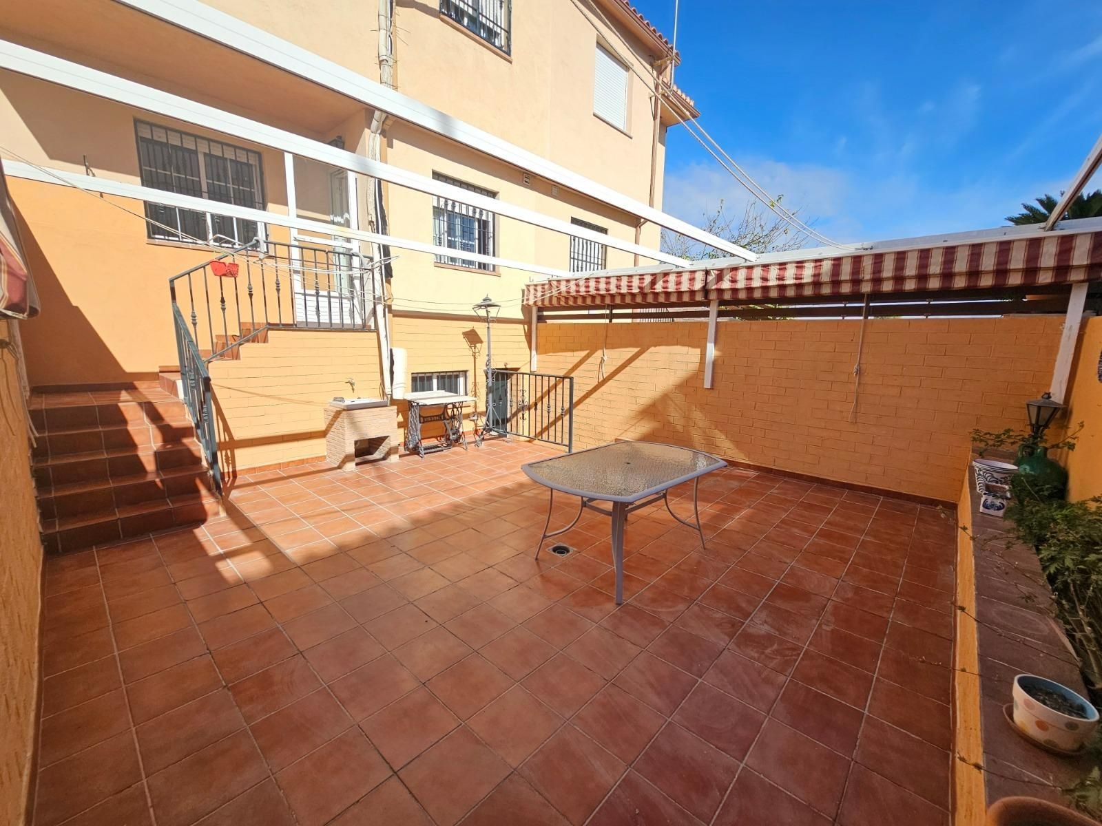 Jardí de Casa adosada en venda en Cúllar Vega amb Balcó