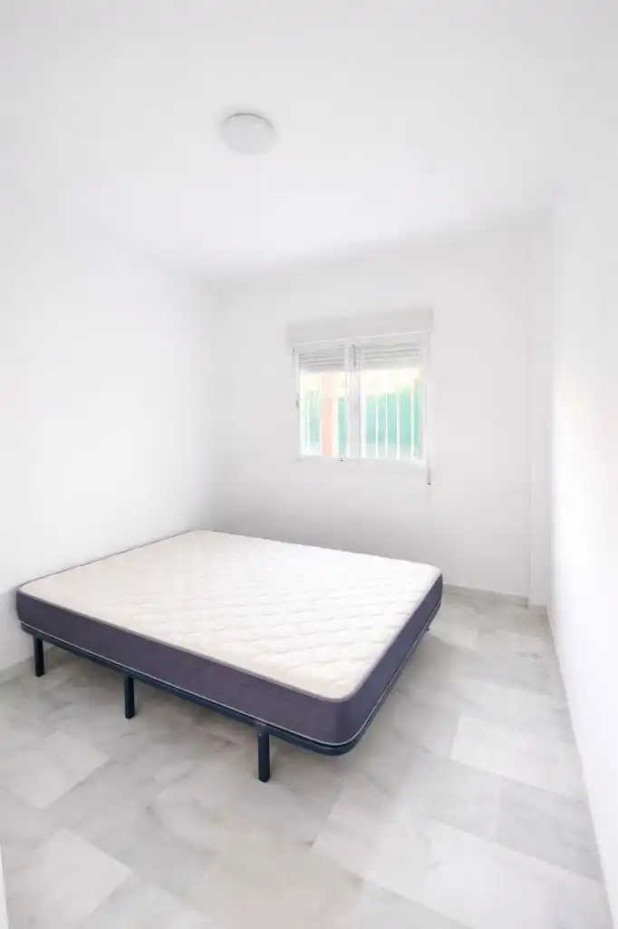 Dormitori de Apartament de lloguer en Marbella amb Aire condicionat, Calefacció i Jardí privat