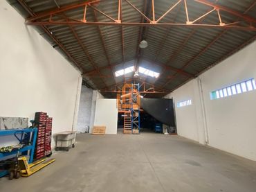 Nave industrial in affitto a Camino De La Cruz 40 24010 Leon
