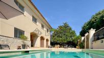 Vista exterior de Casa o xalet en venda en Vilanova i la Geltrú amb Aire condicionat, Terrassa i Piscina