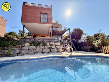Casa con piscina en venta en Carrer AMISTAT