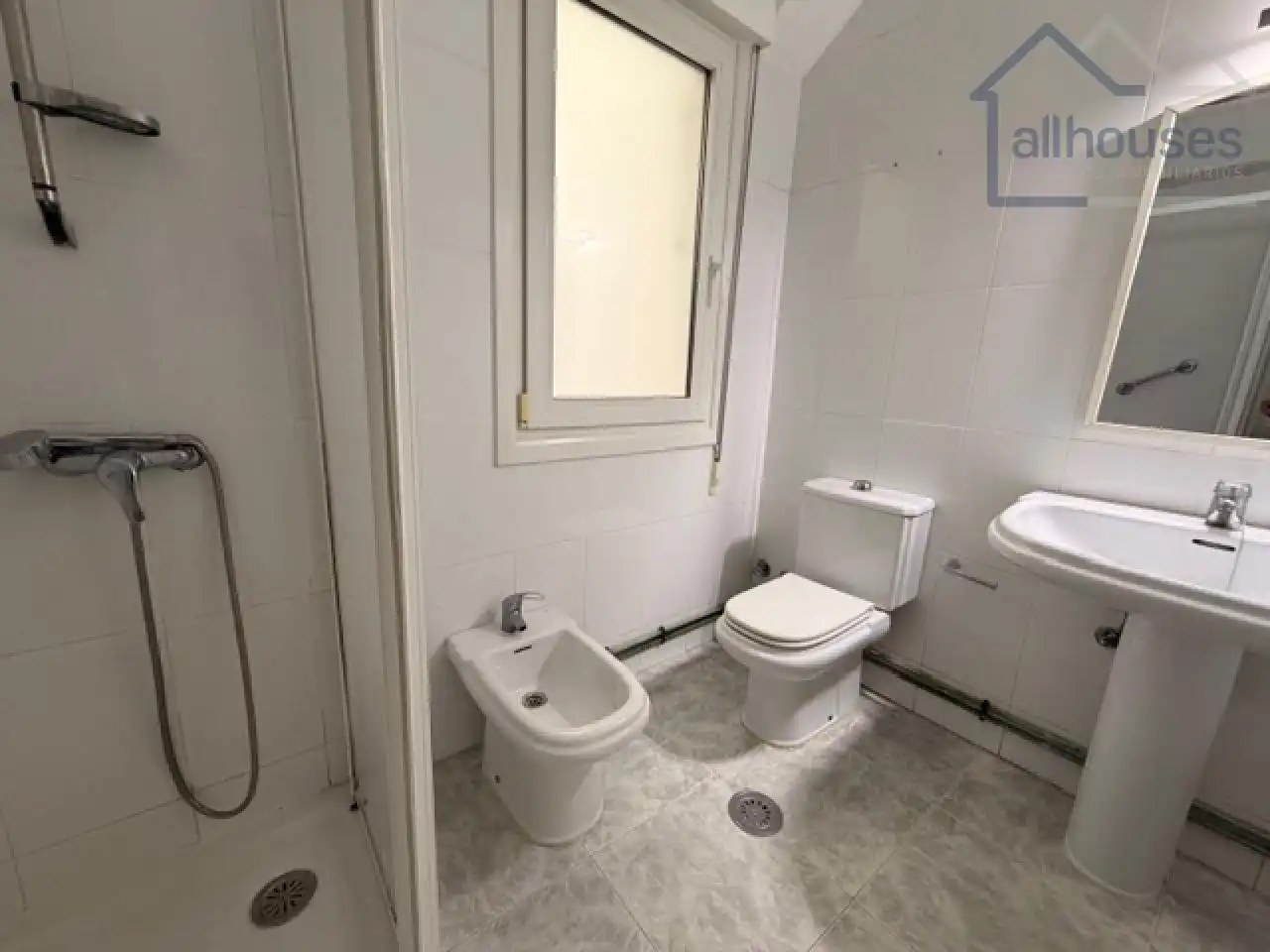 Baño de Piso en venta en Vigo  con Calefacción, Parquet y Terraza
