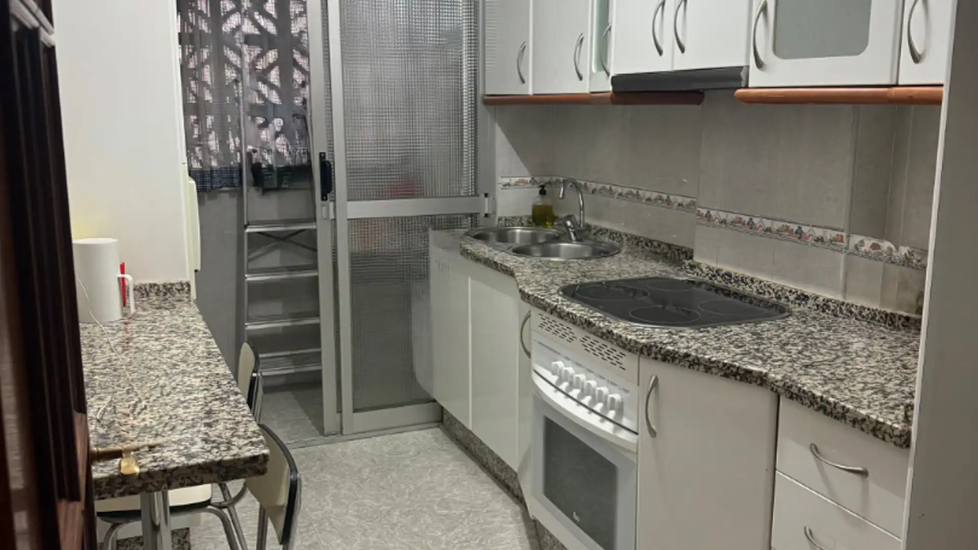 Kitchen of Flat for sale in Badajoz Capital  with Air Conditioner, Oven and Washing machine