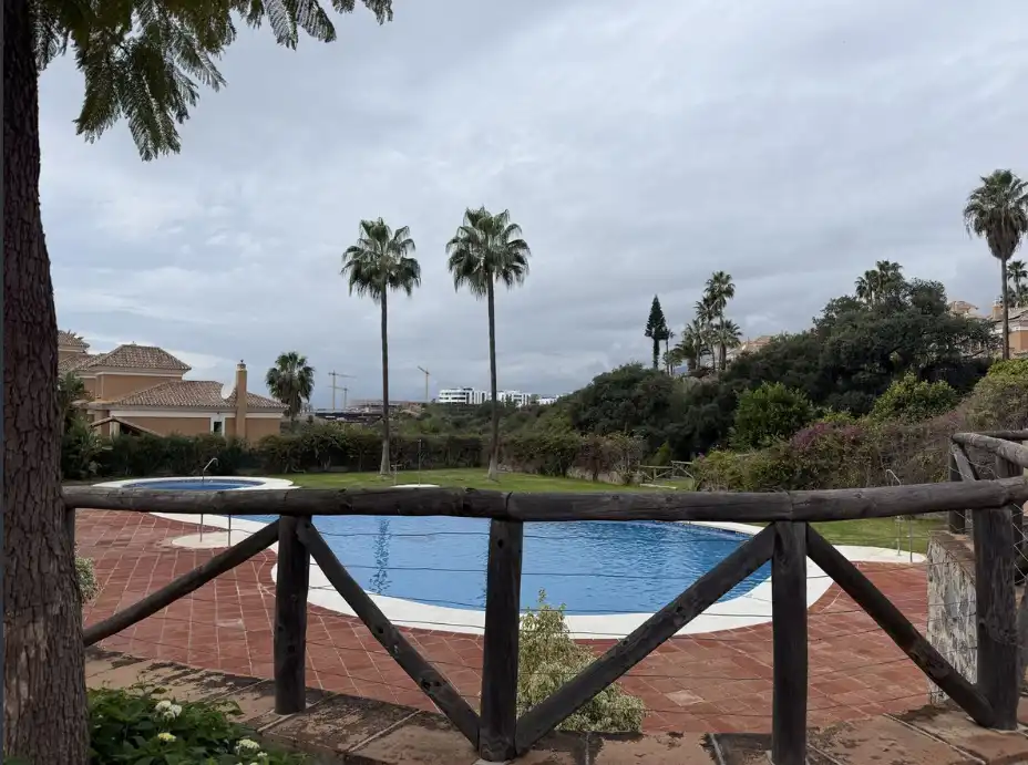 Piscina de Casa adosada en venda en Marbella amb Aire condicionat, Jardí privat i Terrassa