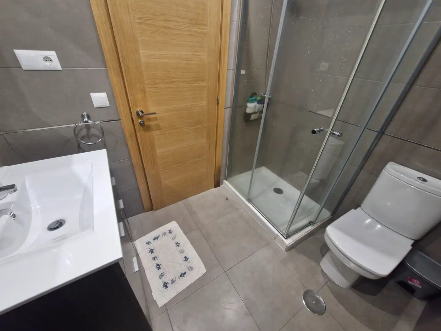 Badezimmer von Wohnung zum Verkauf in Foz mit Heizung, Terrasse und Abstellraum