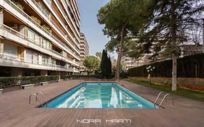 Swimming pool of Flat for sale in  Barcelona Capital  with Private garden, Terrace and Storage room