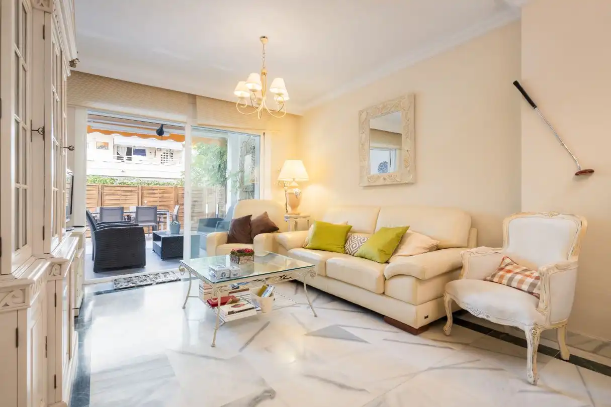 Wohnzimmer von Wohnung zum Verkauf in Marbella mit Klimaanlage, Heizung und Privatgarten