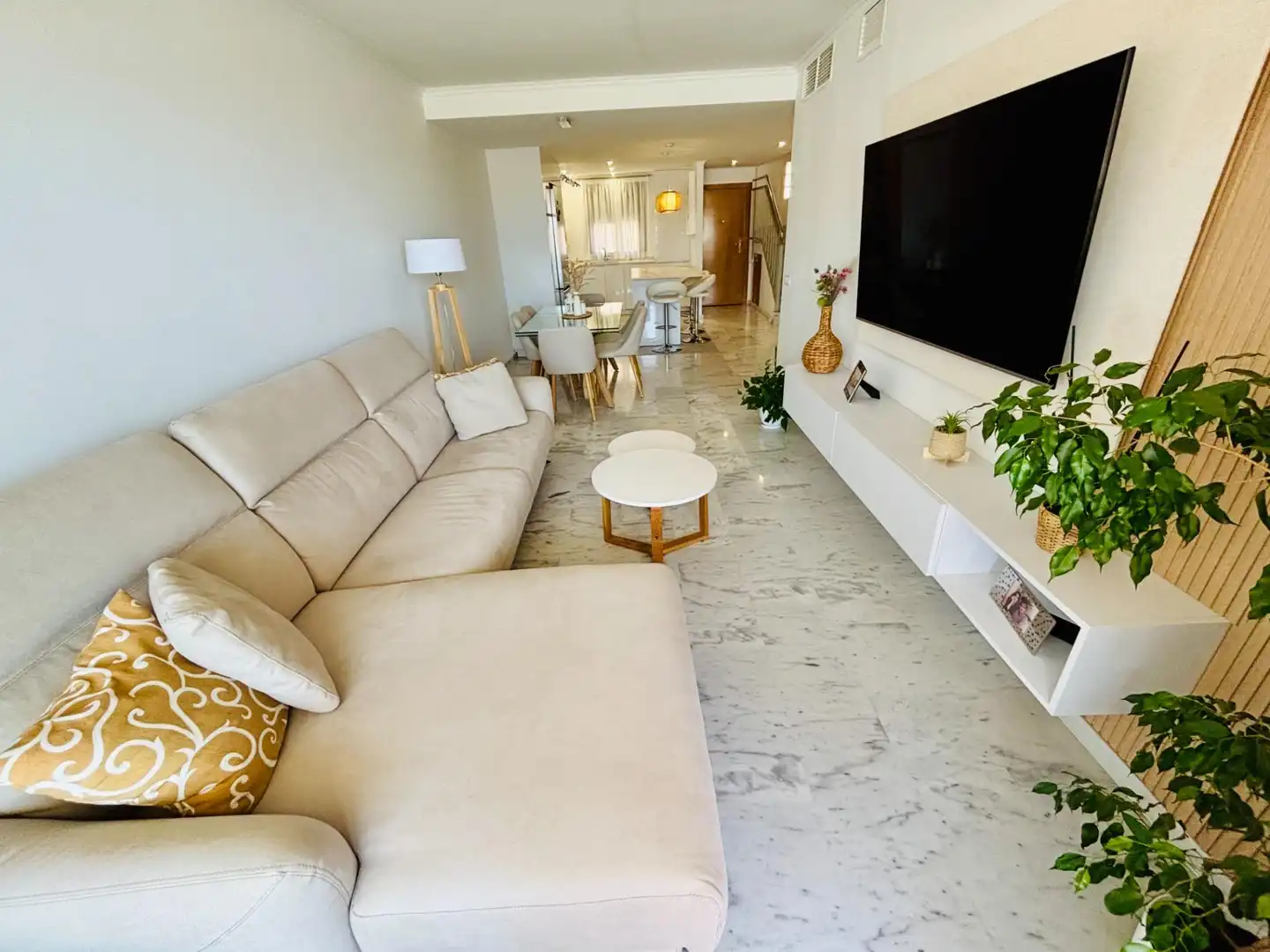 Sala d'estar de Àtic en venda en Benalmádena amb Aire condicionat, Jardí privat i Terrassa