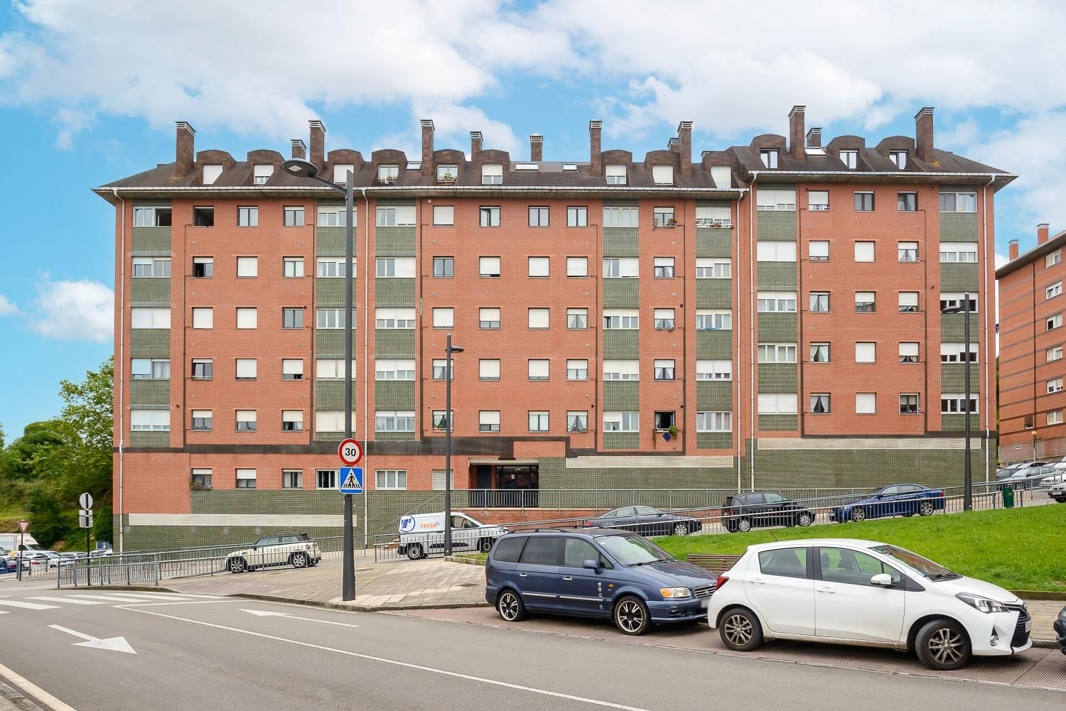 Vista exterior de Piso en venta en Oviedo  con Calefacción y Trastero