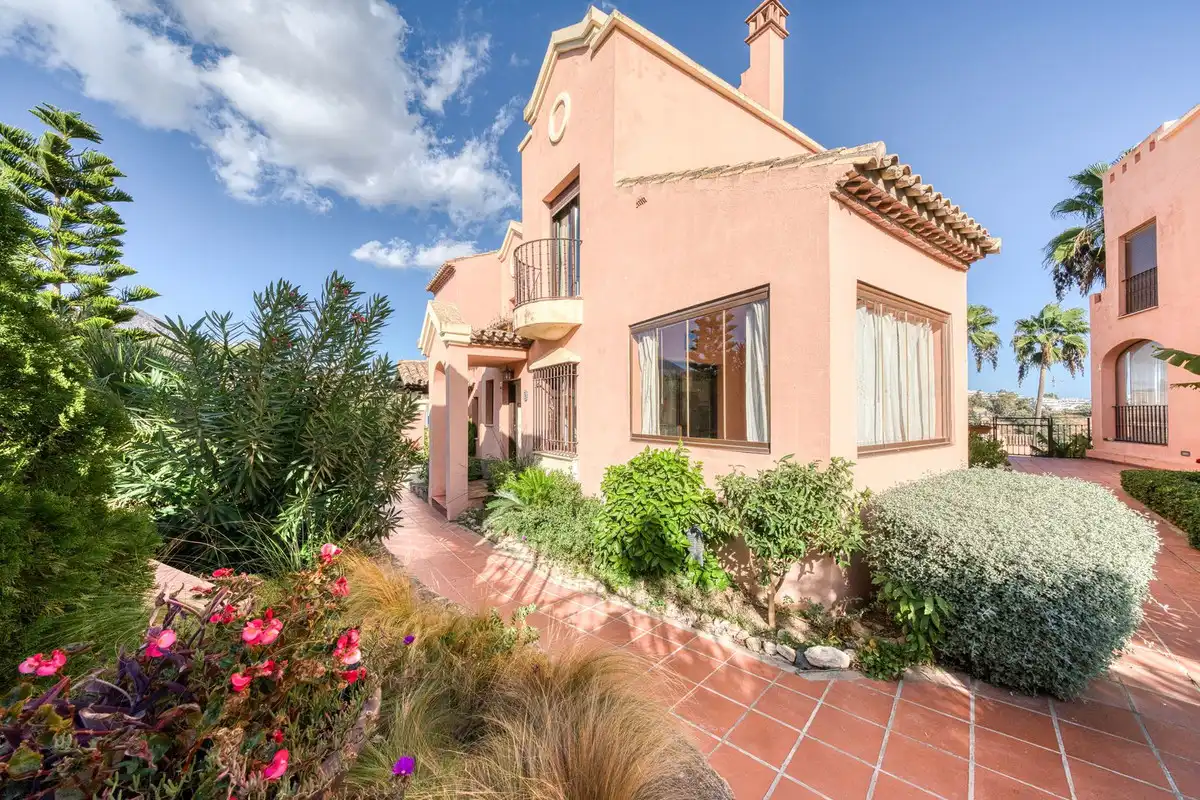 Vista exterior de Casa adosada en venta en Estepona con Aire acondicionado, Terraza y Alarma