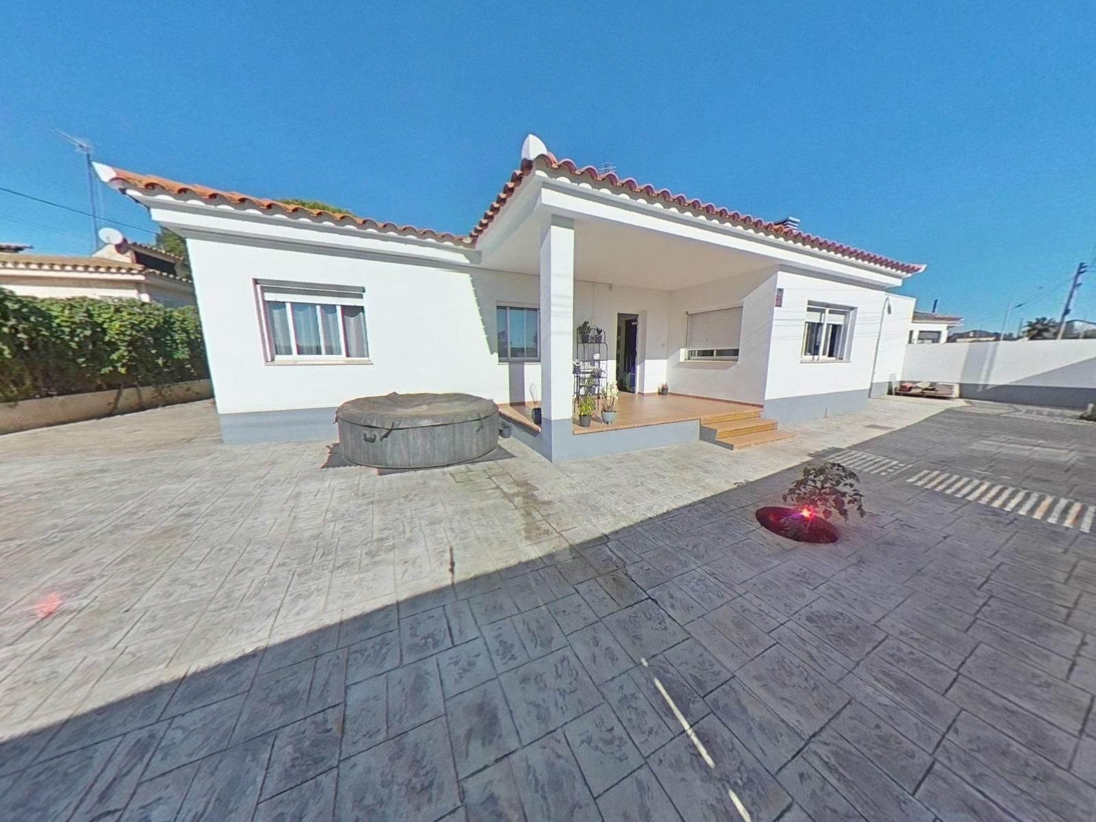 Vista exterior de Casa o xalet en venda en Banyeres del Penedès amb Jardí privat, Terrassa i Balcó
