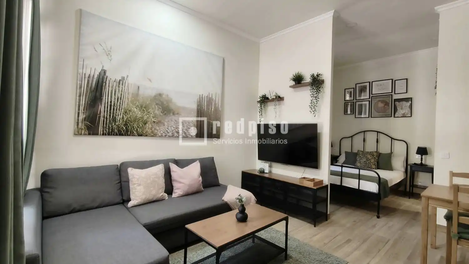Sala d'estar de Estudi en venda en Madrid amb Aire condicionat i Moblat