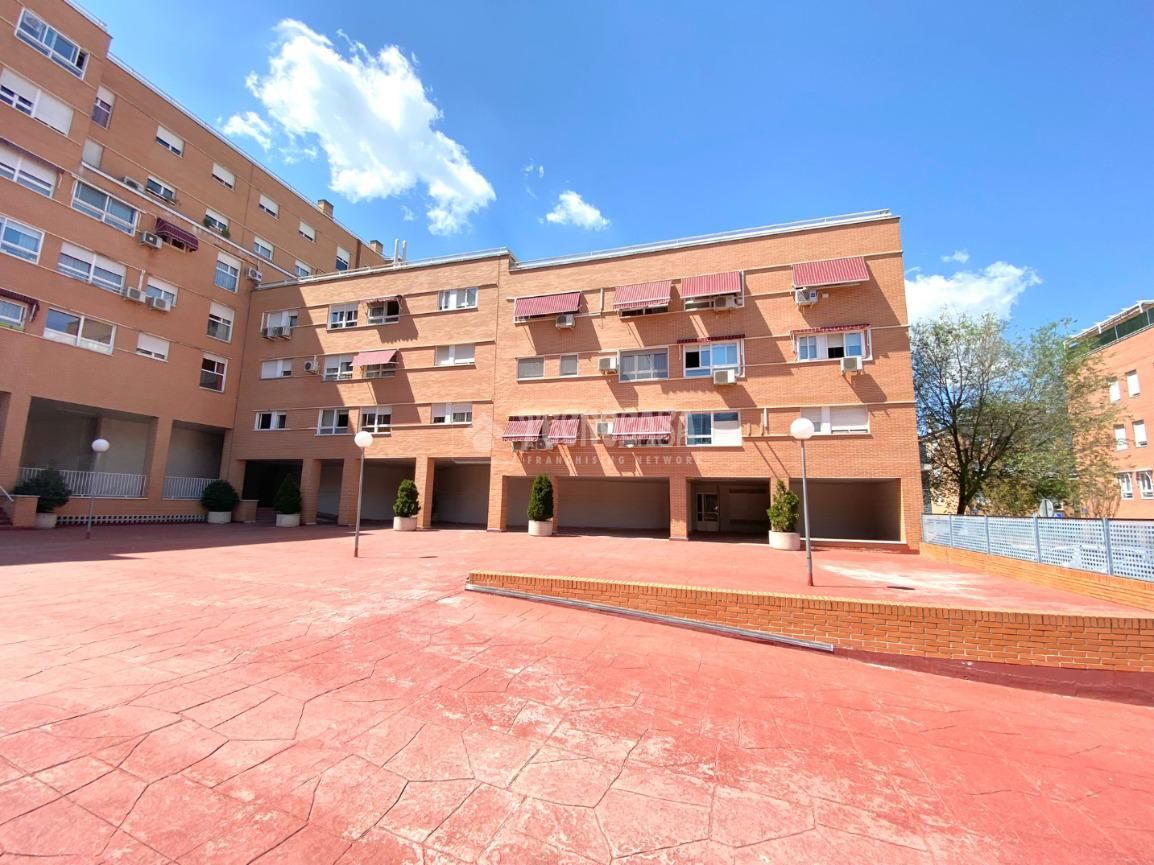 Vista exterior de Pis en venda en Móstoles amb Calefacció