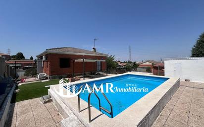 Vista exterior de Casa o xalet en venda en El Viso de San Juan amb Aire condicionat, Calefacció i Jardí privat