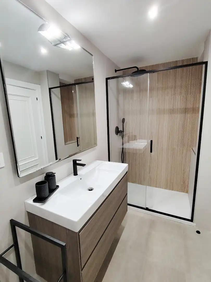 Baño de Piso de alquiler en Gijón  con Calefacción, Parquet y Terraza