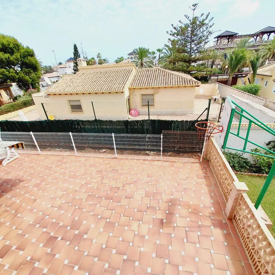 Vista exterior de Casa o xalet en venda en Orihuela amb Terrassa, Traster i Piscina