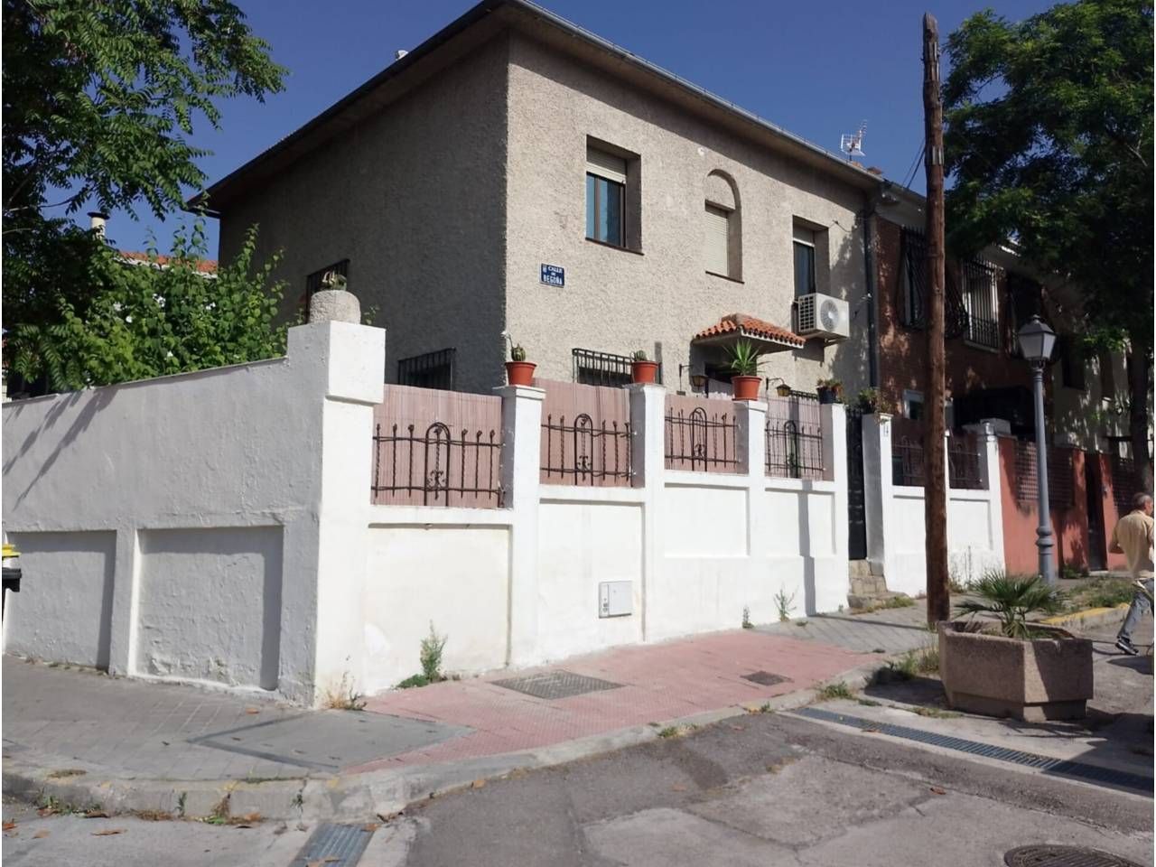 Exterior view of Single-family semi-detached for sale in  Madrid Capital  with Air Conditioner, Heating and Private garden