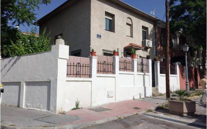 Vista exterior de Casa adosada en venda en  Madrid Capital amb Aire condicionat, Calefacció i Jardí privat