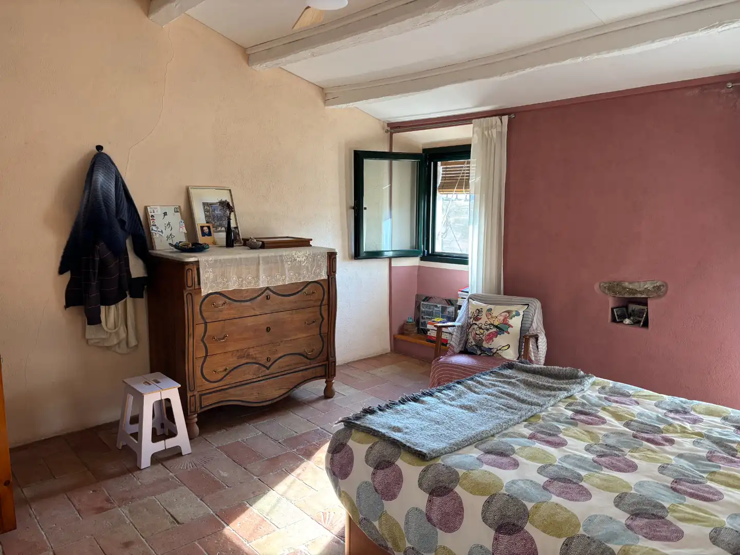 Schlafzimmer von Einfamilien-Reihenhaus zum Verkauf in Flaçà mit Klimaanlage, Heizung und Privatgarten