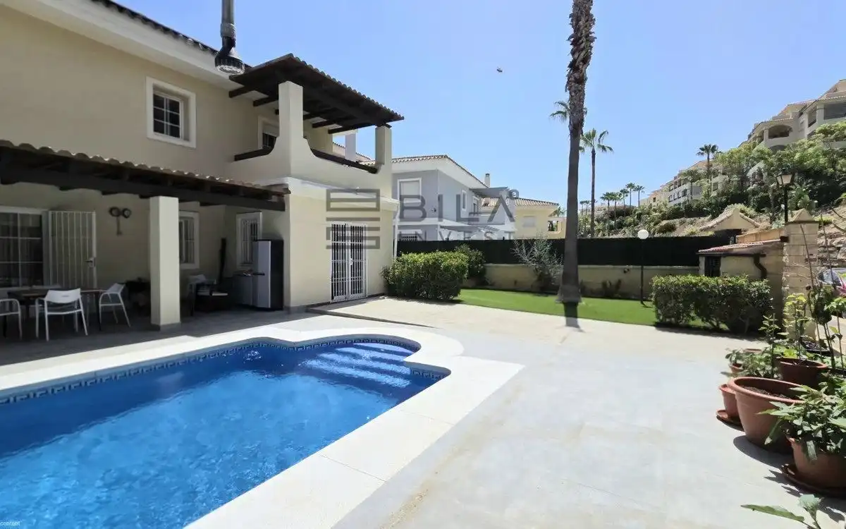 Vista exterior de Casa o chalet en venta en Mijas con Aire acondicionado, Terraza y Piscina
