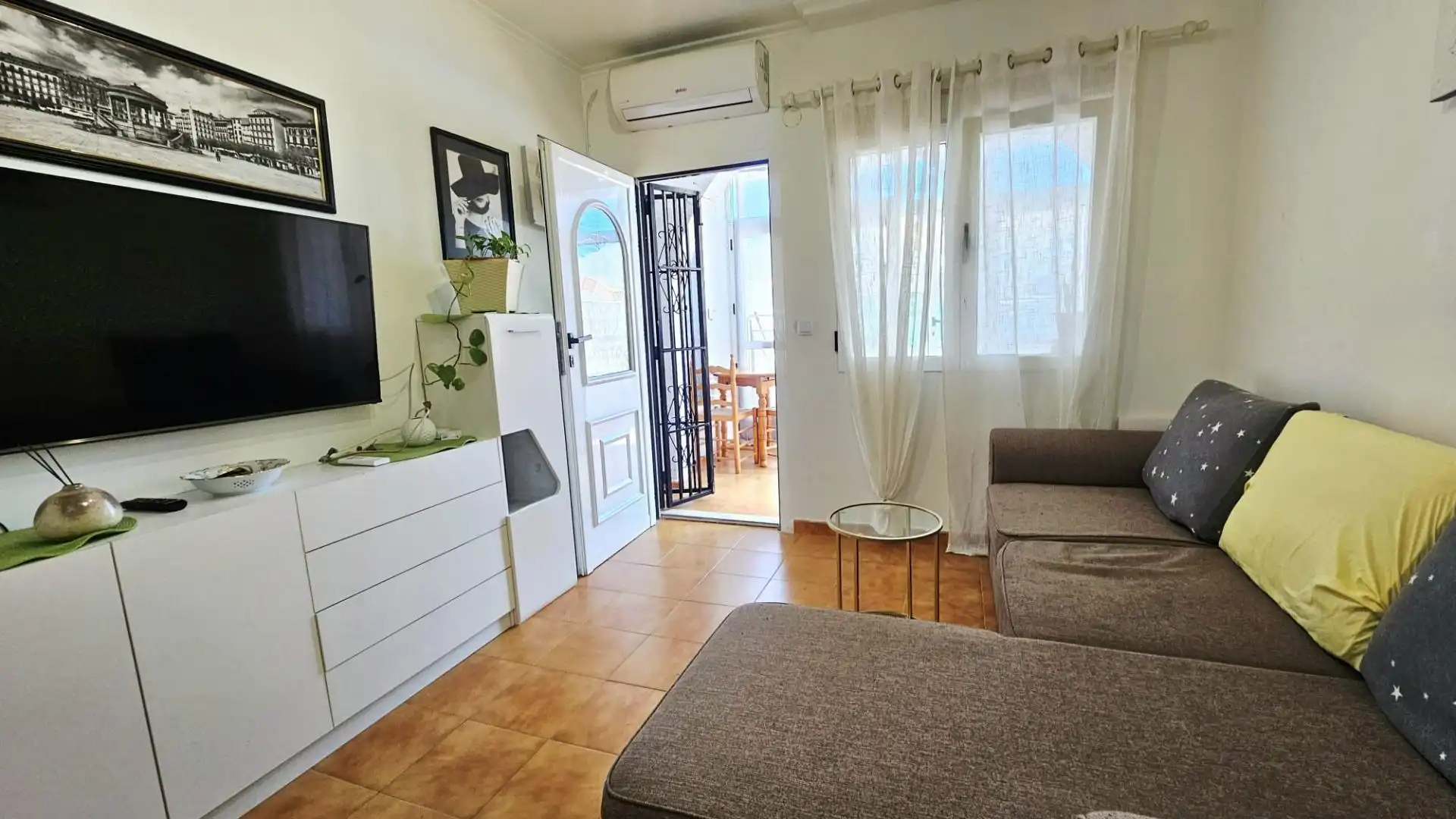 Sala d'estar de Casa o xalet en venda en Torrevieja amb Aire condicionat, Terrassa i Moblat