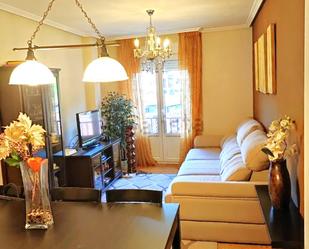 Sala d'estar de Pis en venda en Oviedo  amb Calefacció, Jardí privat i Parquet