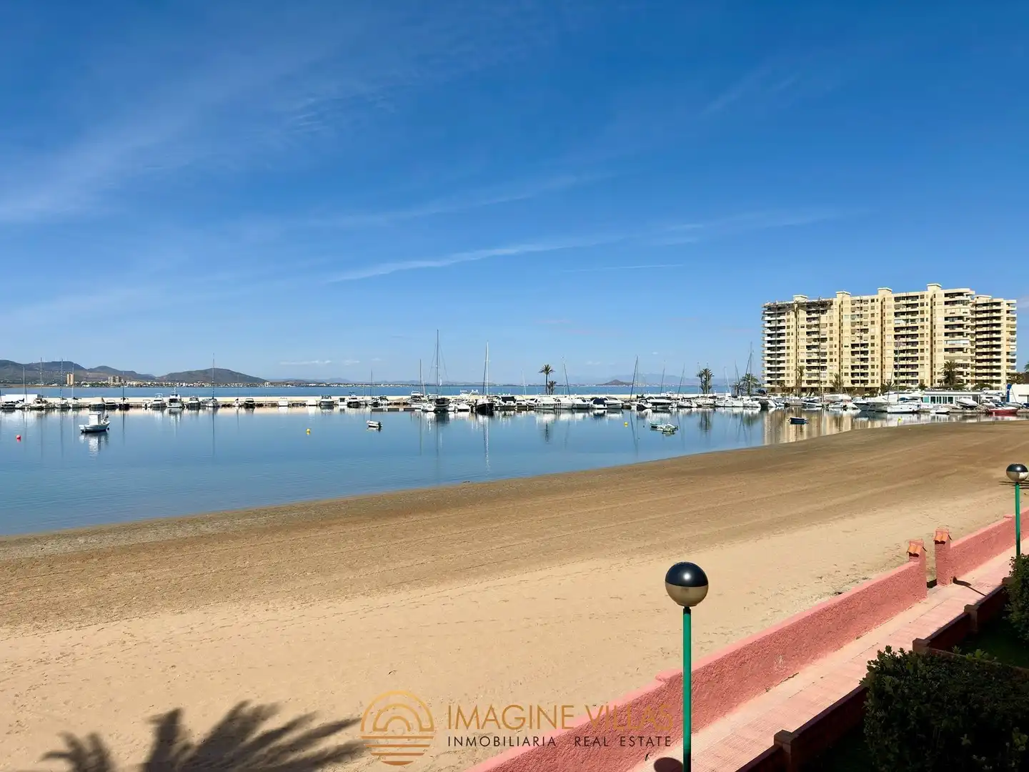 Vista exterior de Apartamento en venta en La Manga del Mar Menor con Amueblado y Piscina comunitaria