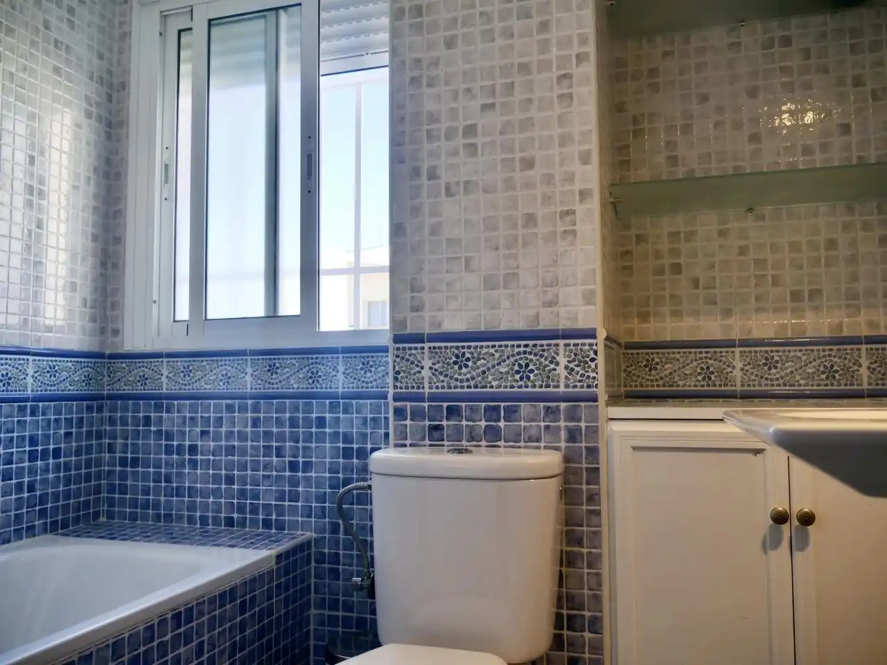 Bathroom of Flat for sale in La Rinconada  with Air Conditioner, Parquet flooring and Terrace