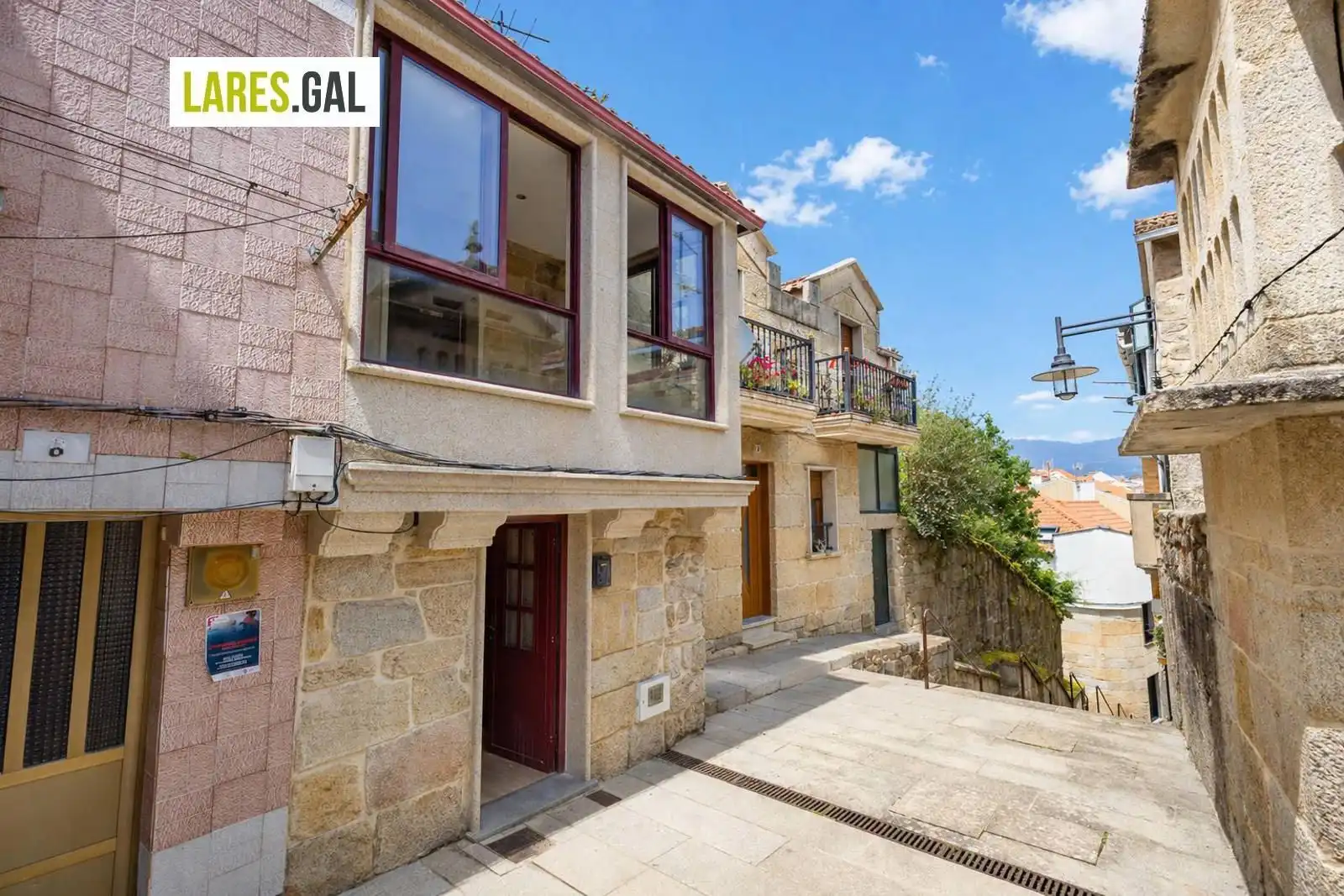 Vista exterior de Casa o xalet en venda en Cangas  amb Terrassa