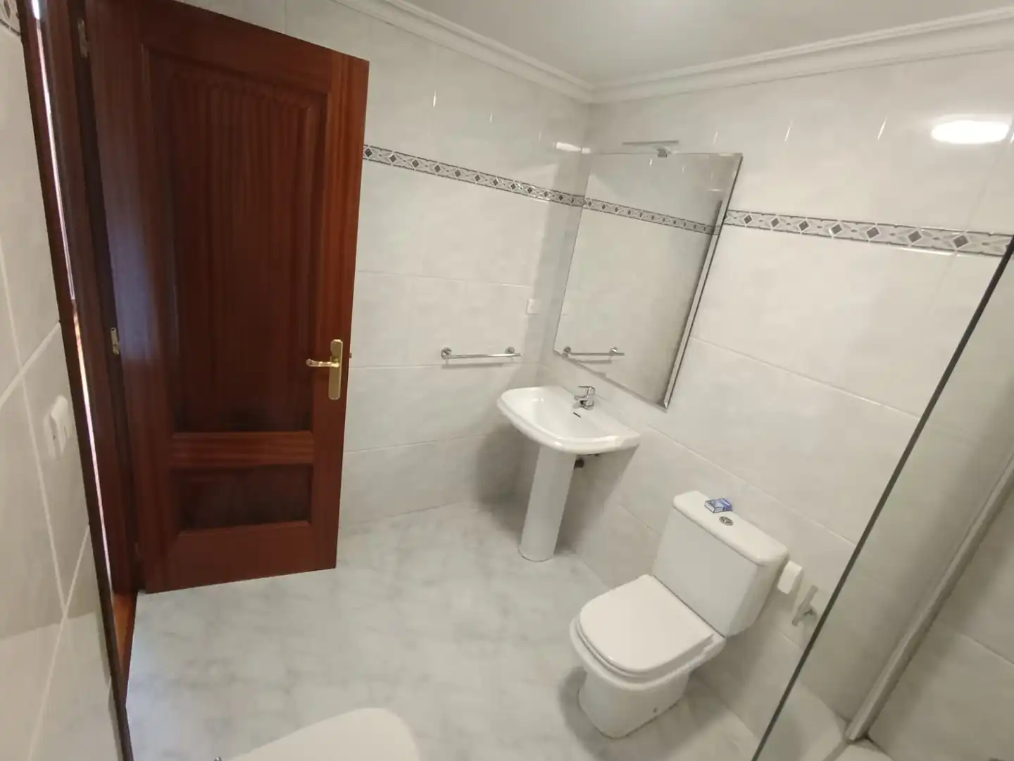 Bany de Pis de lloguer en Ourense Capital  amb Calefacció, Parquet i Traster