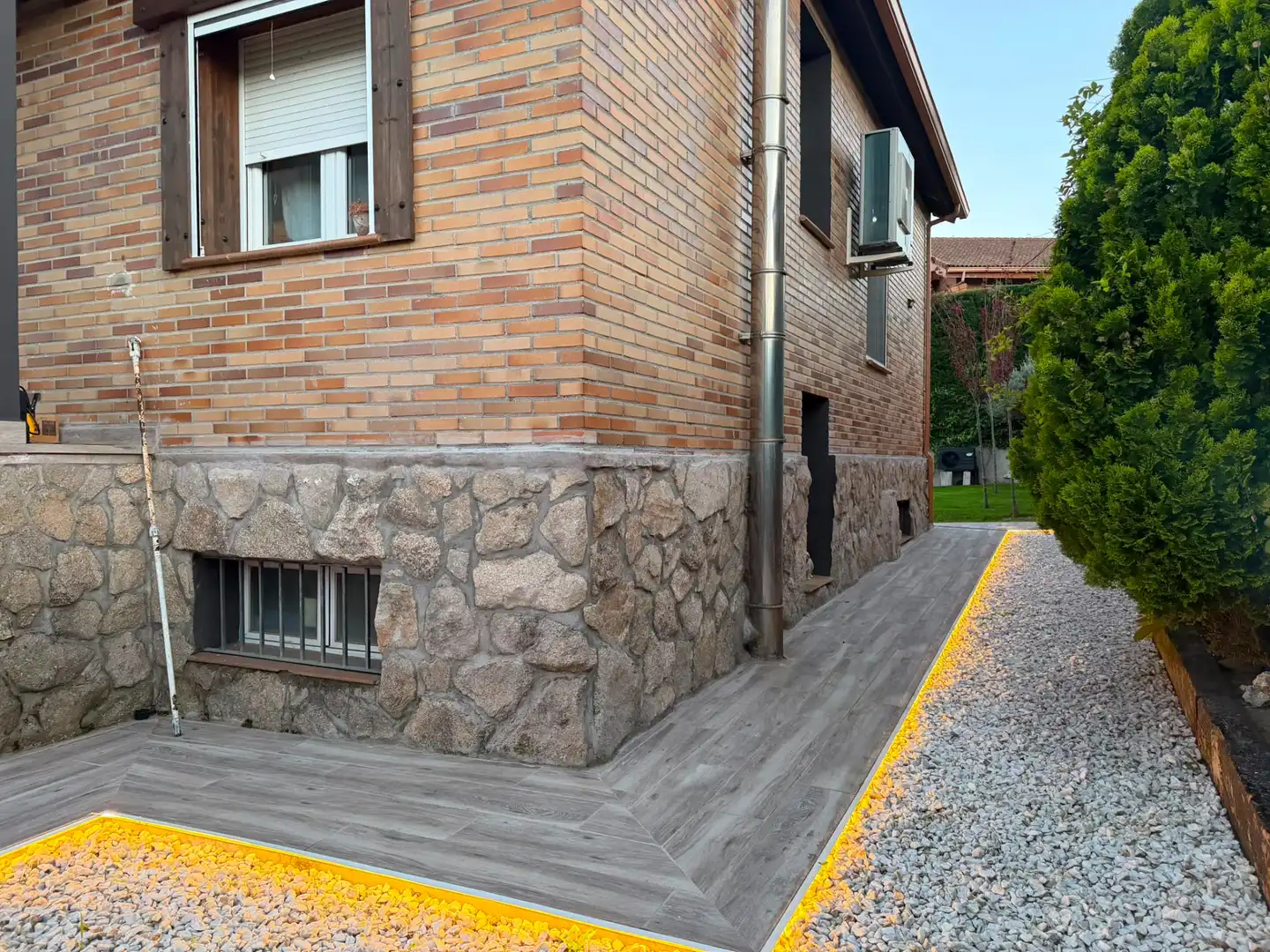 Vista exterior de Casa o xalet en venda en Becerril de la Sierra amb Aire condicionat, Calefacció i Jardí privat