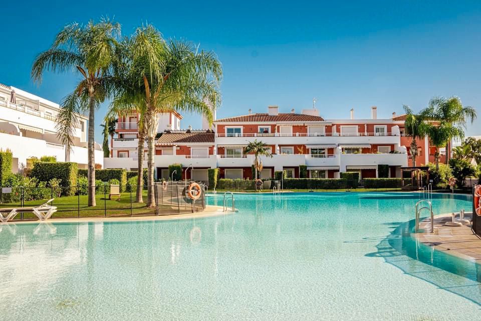 Vista exterior de Àtic en venda en Estepona amb Aire condicionat, Terrassa i Traster