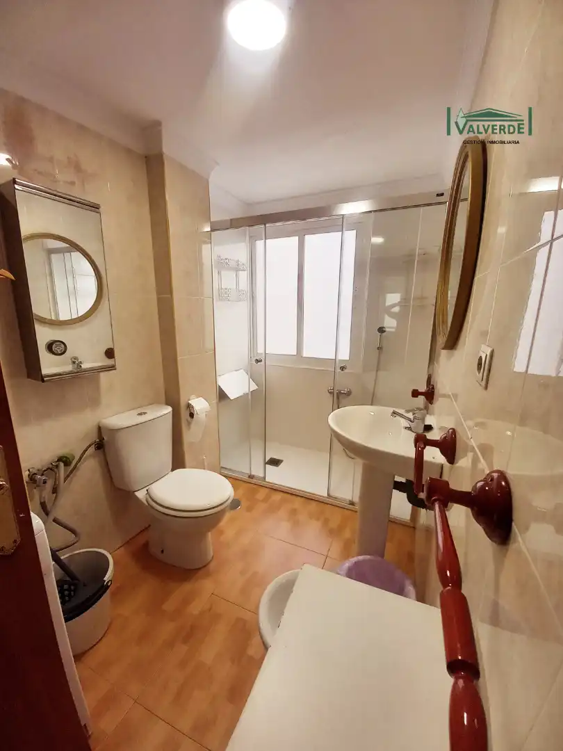 Badezimmer von Wohnung zur Miete in Granada mit Möbliert, Waschmaschine und Mikrowelle