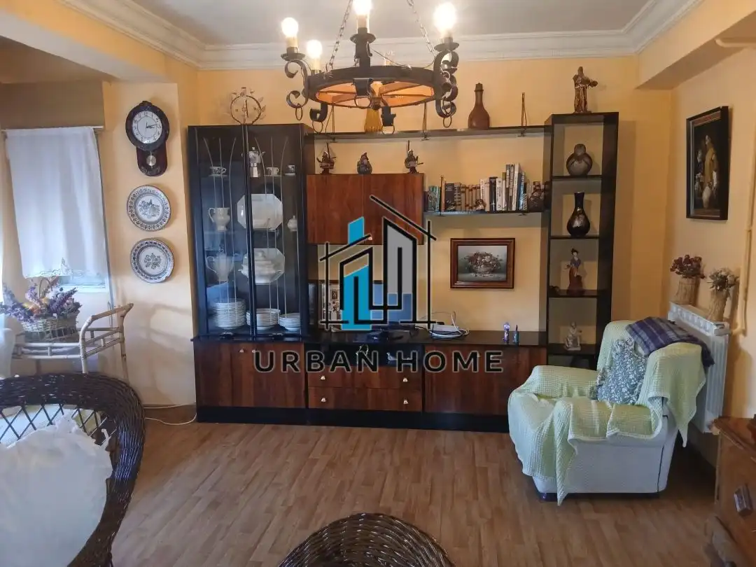 Sala d'estar de Casa o xalet en venda en León Capital  amb Calefacció i Jardí privat