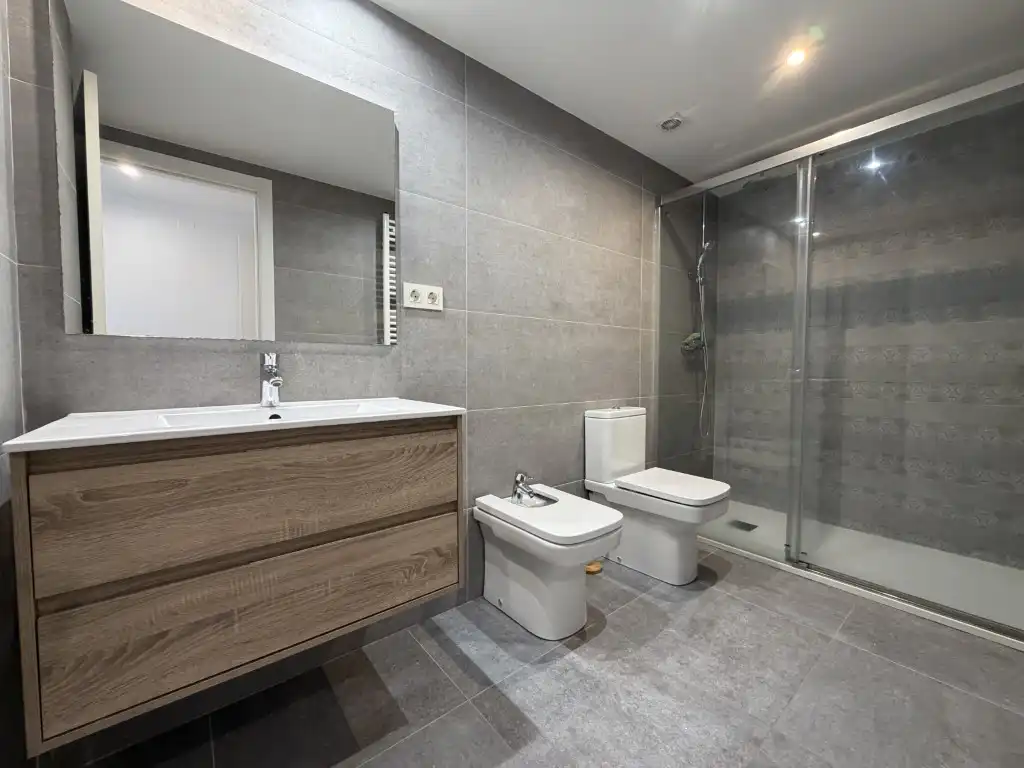 Bathroom of Flat for rent in Girona  with Air Conditioner, Heating and Oven