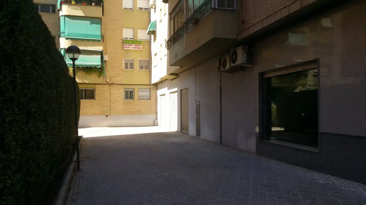 Vista exterior de Local de alquiler en Granada