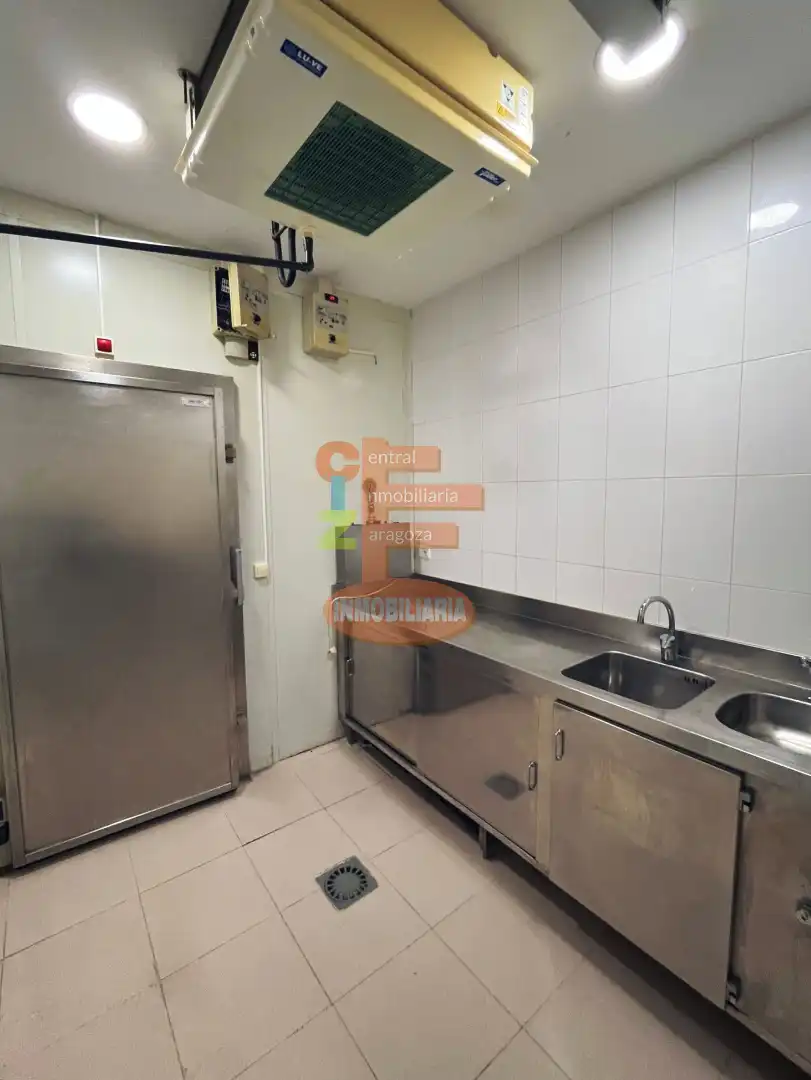 Cuina de Local en venda en Zaragoza amb Aire condicionat i Moblat