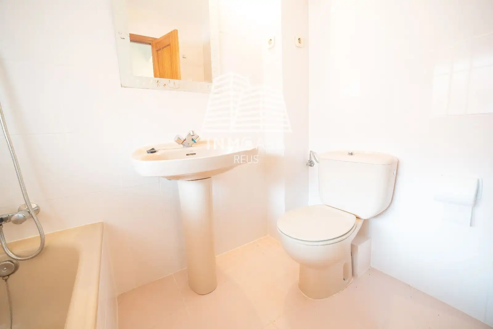 Baño de Casa adosada en venta en Mejorada del Campo con Calefacción, Jardín privado y Terraza